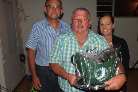 Vlnr is Johan Wiese, Awie van der Merwe en Elsabé van der Merwe tydens die oorhandiging van die hamper aan Awie.
